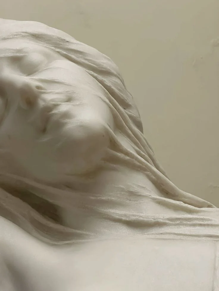 Escultura clássica velada em tons claros